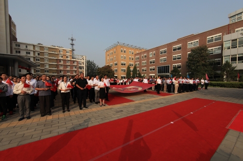 全体员工高歌《歌唱祖国》