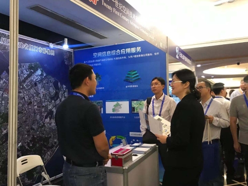 公司员工向与会来宾介绍公司业务 公司员工向与会来宾介绍公司业务